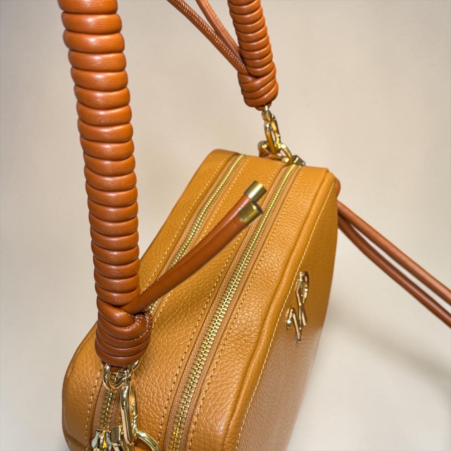 Borsa “Saponetta” doppia zip in pelle martellata